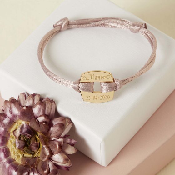 Composition visuelle de bijoux destinée au e-commerce, réalisée par une set designer Paris.