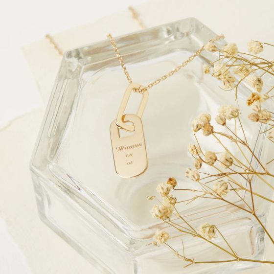 Photographie e-commerce de bijoux réalisée par une set designer et styliste photo basée à Paris.