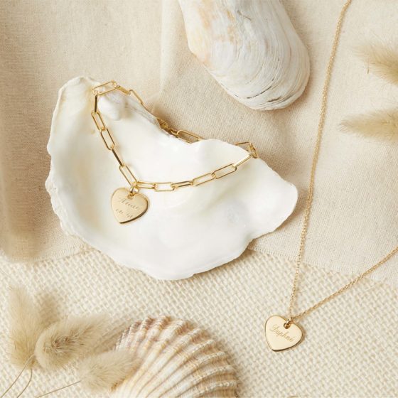 Composition e-commerce de bijoux conçue par une styliste photo spécialisée en packshot à Paris.