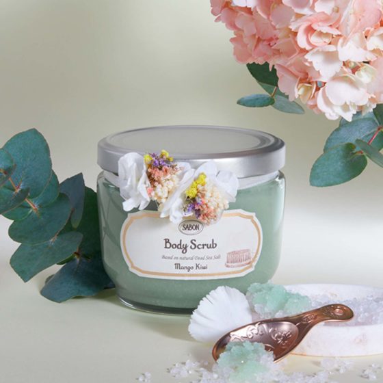 Composition cosmétique mettant en valeur les matières et les volumes pour le e-commerce et le packshot par une set designer paris.