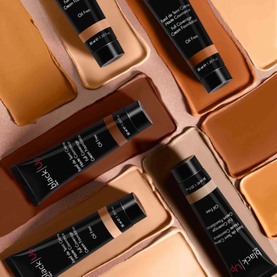 Création visuelle autour d'une texture cosmétique associant lumière, matière et raffinement pour une marque de luxe par une set designer Paris.