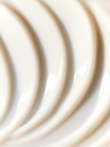 Texture cosmétique travaillée à la spatule pour révéler la richesse de la matière dans un univers de luxe conçu par une set designer Paris.
