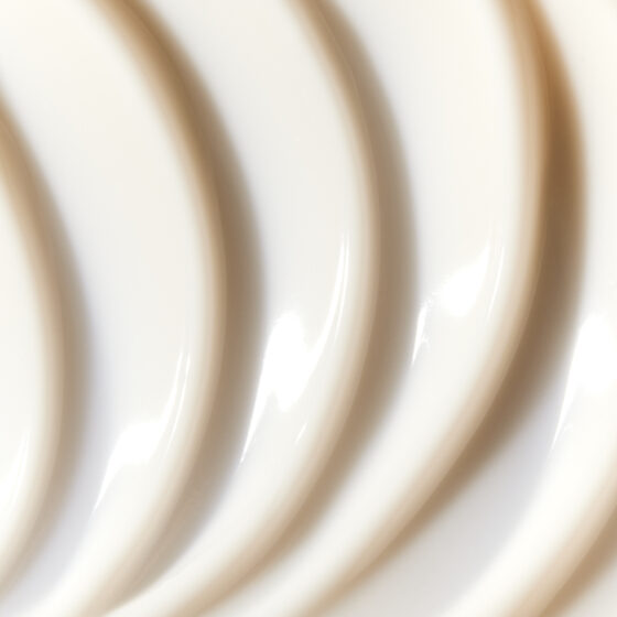 Texture cosmétique travaillée à la spatule pour révéler la richesse de la matière dans un univers de luxe conçu par une set designer Paris.