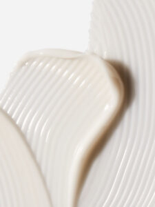 Travail de texture cosmétique mettant en valeur la sensorialité d'un produit à travers une composition créée par une set designer Paris.