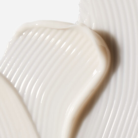 Travail de texture cosmétique mettant en valeur la sensorialité d'un produit à travers une composition créée par une set designer Paris.