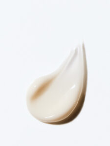 Texture de crème cosmétique travaillée à la spatule pour créer une image publicitaire élégante et raffinée destinée à l'univers du luxe.