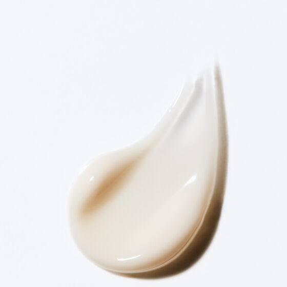 Texture de crème cosmétique travaillée à la spatule pour créer une image publicitaire élégante et raffinée destinée à l'univers du luxe.