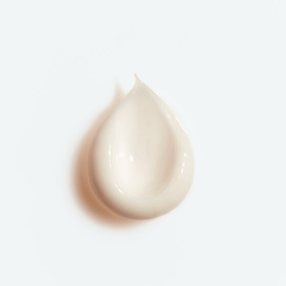 Texture de crème cosmétique travaillée à la spatule pour créer une image publicitaire élégante et raffinée destinée à l'univers du luxe.
