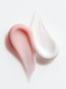 Composition visuelle autour d'une texture cosmétique de luxe, réalisée par une styliste photo et set designer basée à Paris.