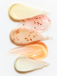 Composition visuelle autour d'une texture cosmétique de luxe, réalisée par une styliste photo et set designer basée à Paris.