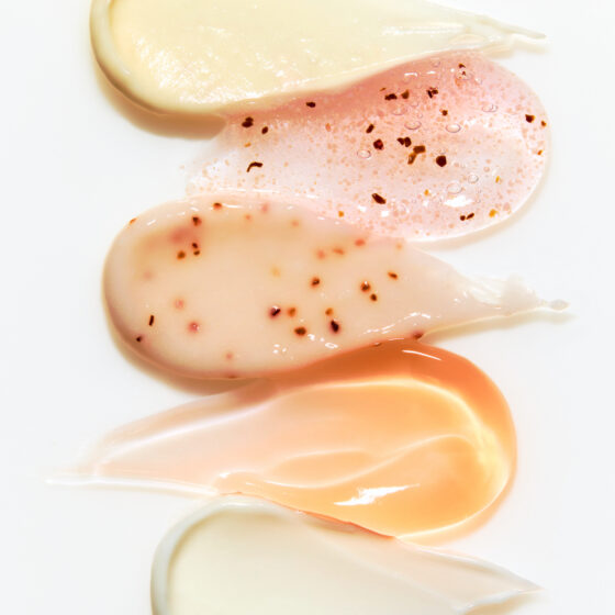 Composition visuelle autour d'une texture cosmétique de luxe, réalisée par une styliste photo et set designer basée à Paris.