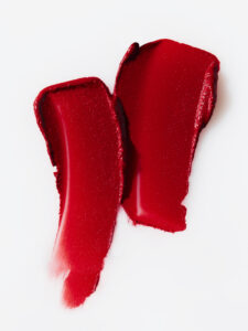 Création de texture cosmétique pour campagne publicitaire beauté, alliant précision du geste et exigence esthétique.