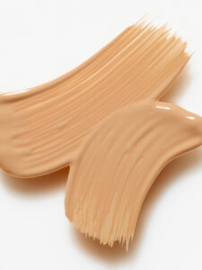 Travail de matière cosmétique et stylisme de texture réalisés par Marion Parfait pour une image produit haut de gamme.
