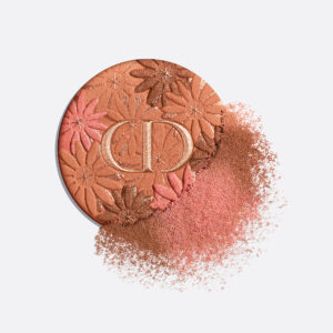 Texture cosmétique mise en scène dans une composition minimaliste réalisée par une set designer Paris pour une marque premium.