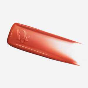 Texture de gloss cosmétique mise en valeur grâce à un stylisme précis et une approche raffinée du set design.