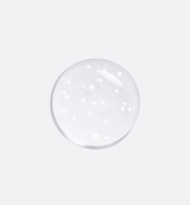 Texture cosmétique travaillée comme un élément graphique au sein d'une composition de set design dédiée aux univers du parfum, de la beauté et du luxe.
