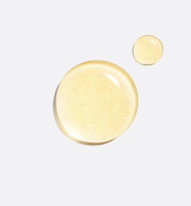 Stylisme de texture cosmétique et photographie produit luxe réalisés par Marion Parfait, styliste photo et set designer Paris.