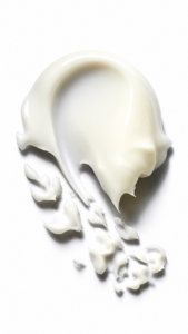 Texture cosmétique crème sculptée pour une campagne beauté de luxe, réalisée par une set designer Paris spécialisée dans la mise en valeur des matières.