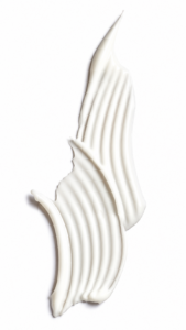 Texture crème sculptée pour une campagne beauté de luxe, réalisée par une set designer Paris spécialisée dans la mise en valeur des matières.