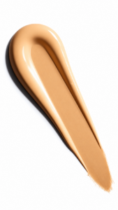 Composition artistique de texture cosmétique réalisée à Paris pour la communication d'une marque de beauté haut de gamme.